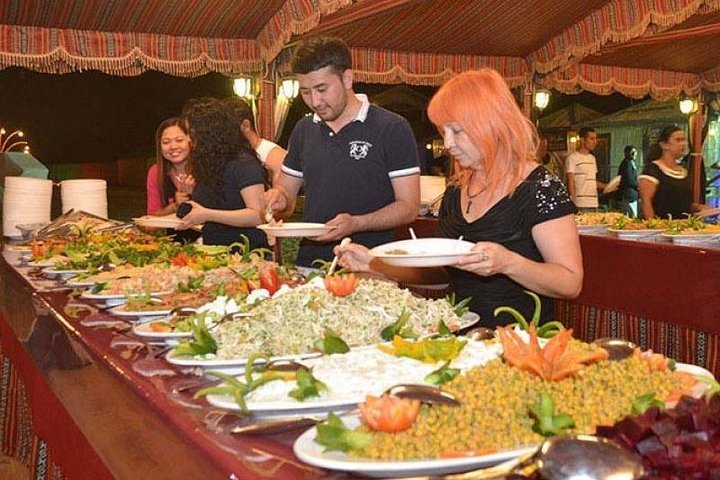 BBQ Dinner & Live Shows (7:30 PM – 9:00 PM)